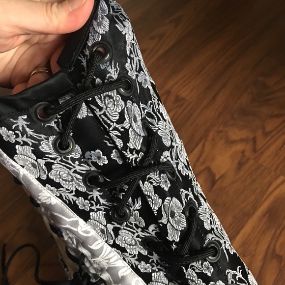 Adjustable black and white lace-up corset - Picture 8 of 8